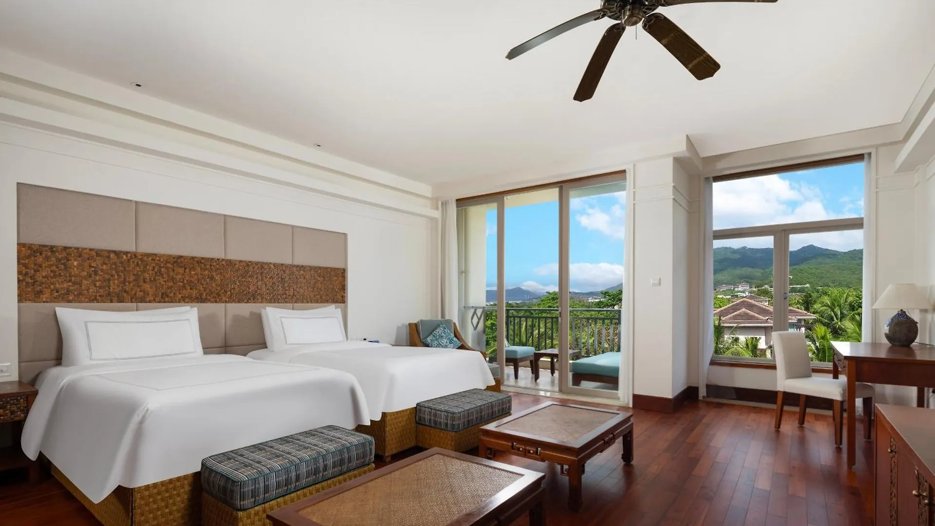 Swissotel Sanya Yalong Bay 5*,